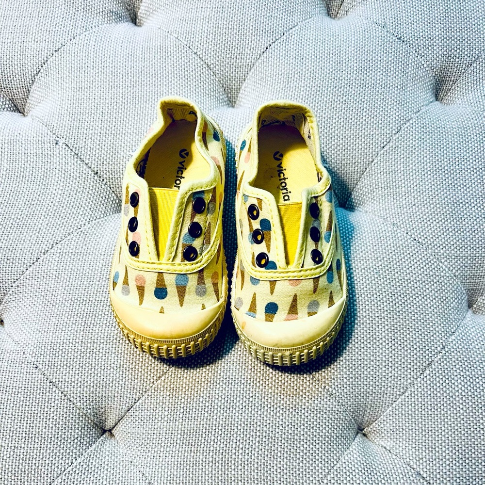 Victoria size 23 sneaker